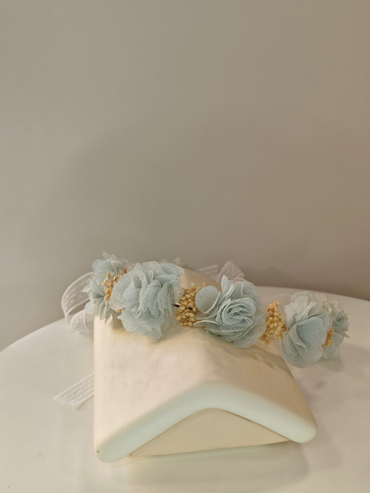Coroncina Copricapo Arco con Fiori di Bambula e Nastri Siena