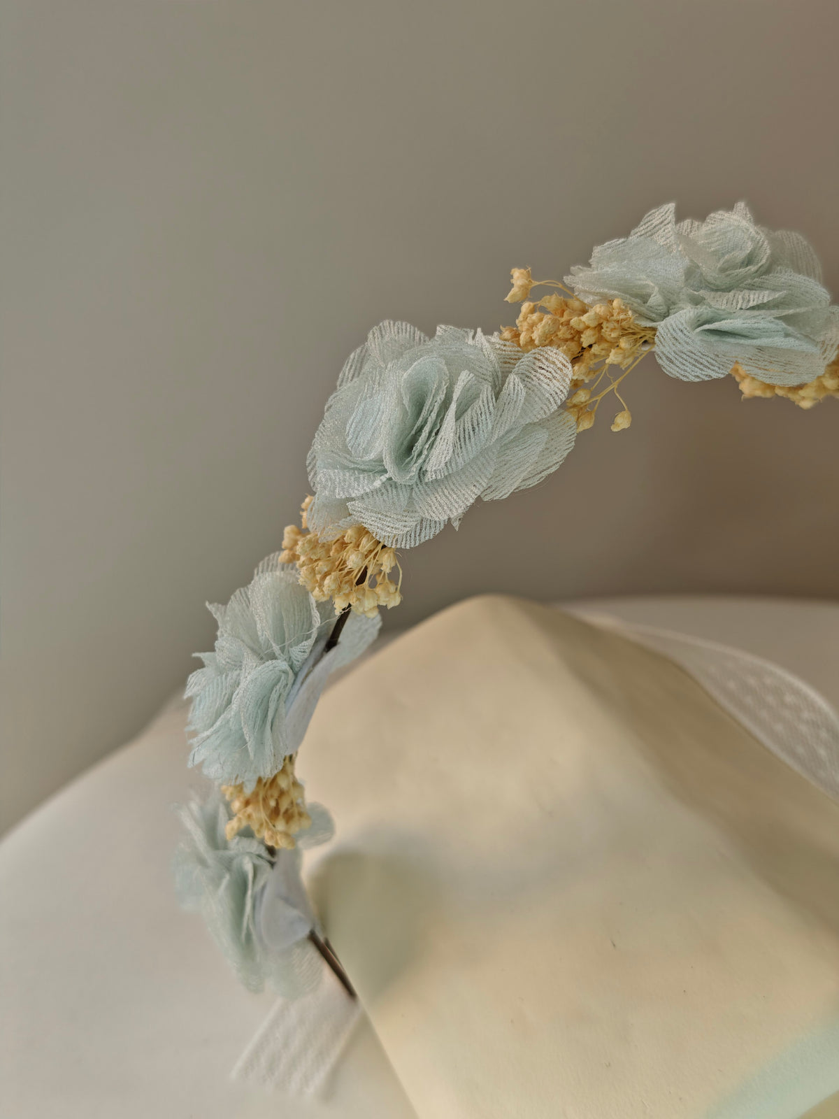 Coroncina Copricapo Arco con Fiori di Bambula e Nastri Siena