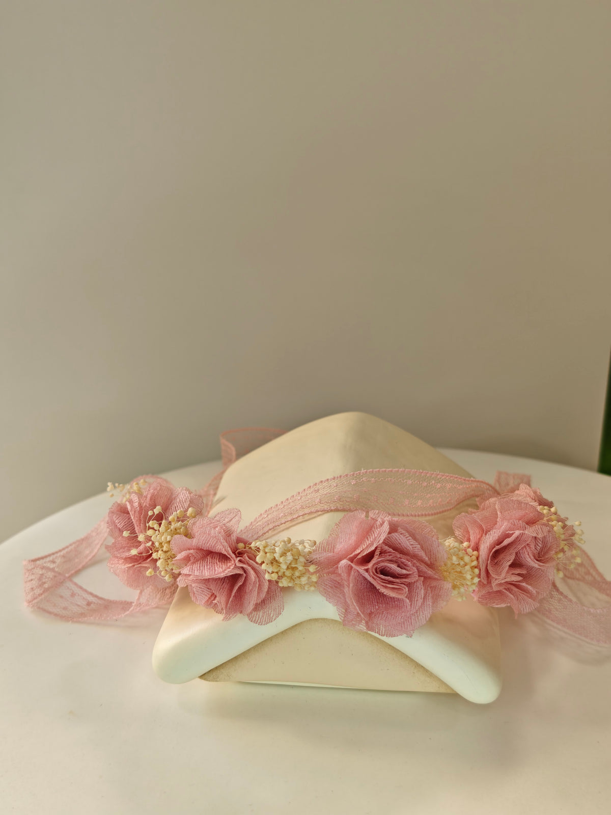 Coroncina Copricapo Arco con Fiori di Bambula e Nastri Siena