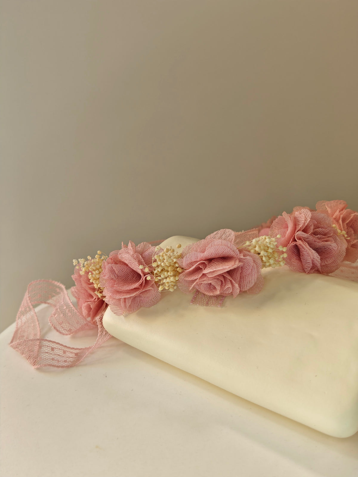 Coroncina Copricapo Arco con Fiori di Bambula e Nastri Siena
