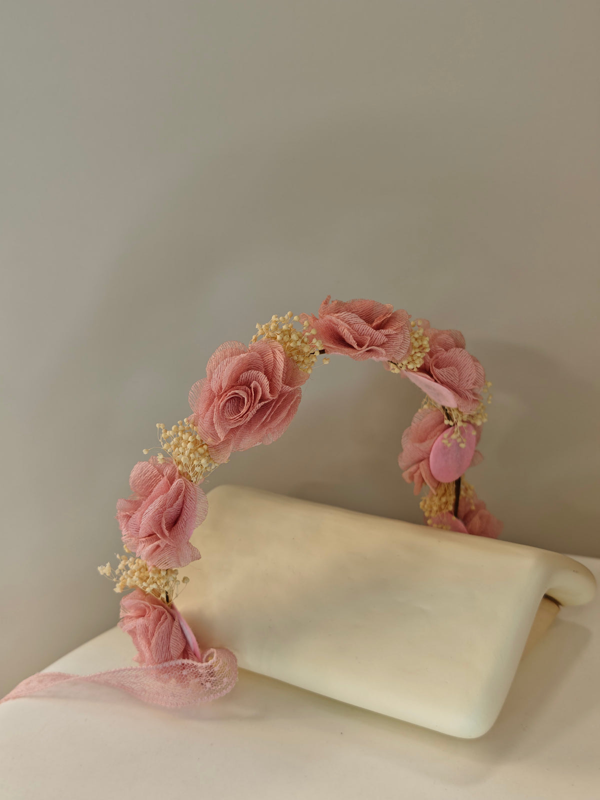 Coroncina Copricapo Arco con Fiori di Bambula e Nastri Siena