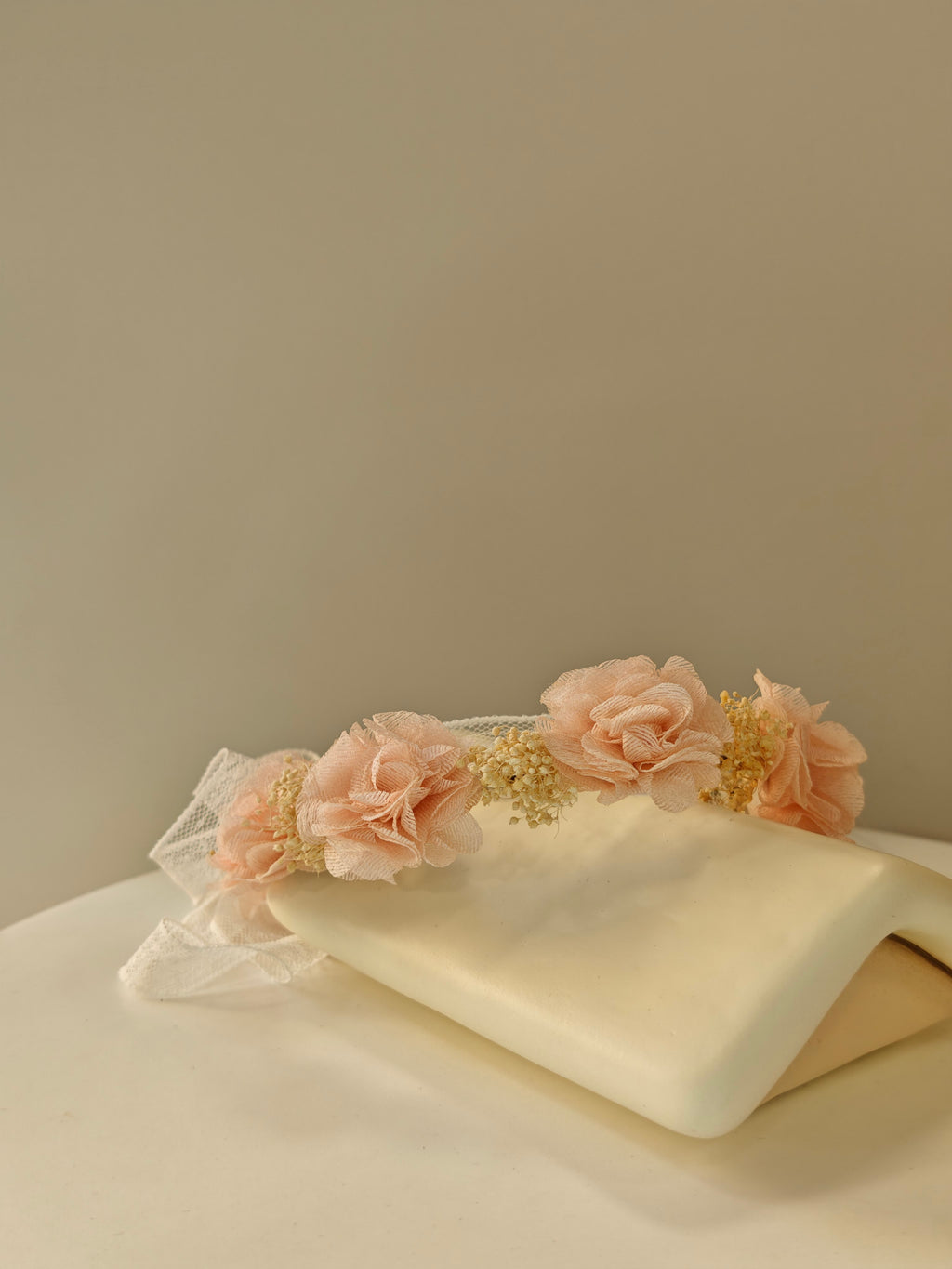 Coroncina Copricapo Arco con Fiori di Bambula e Nastri Siena