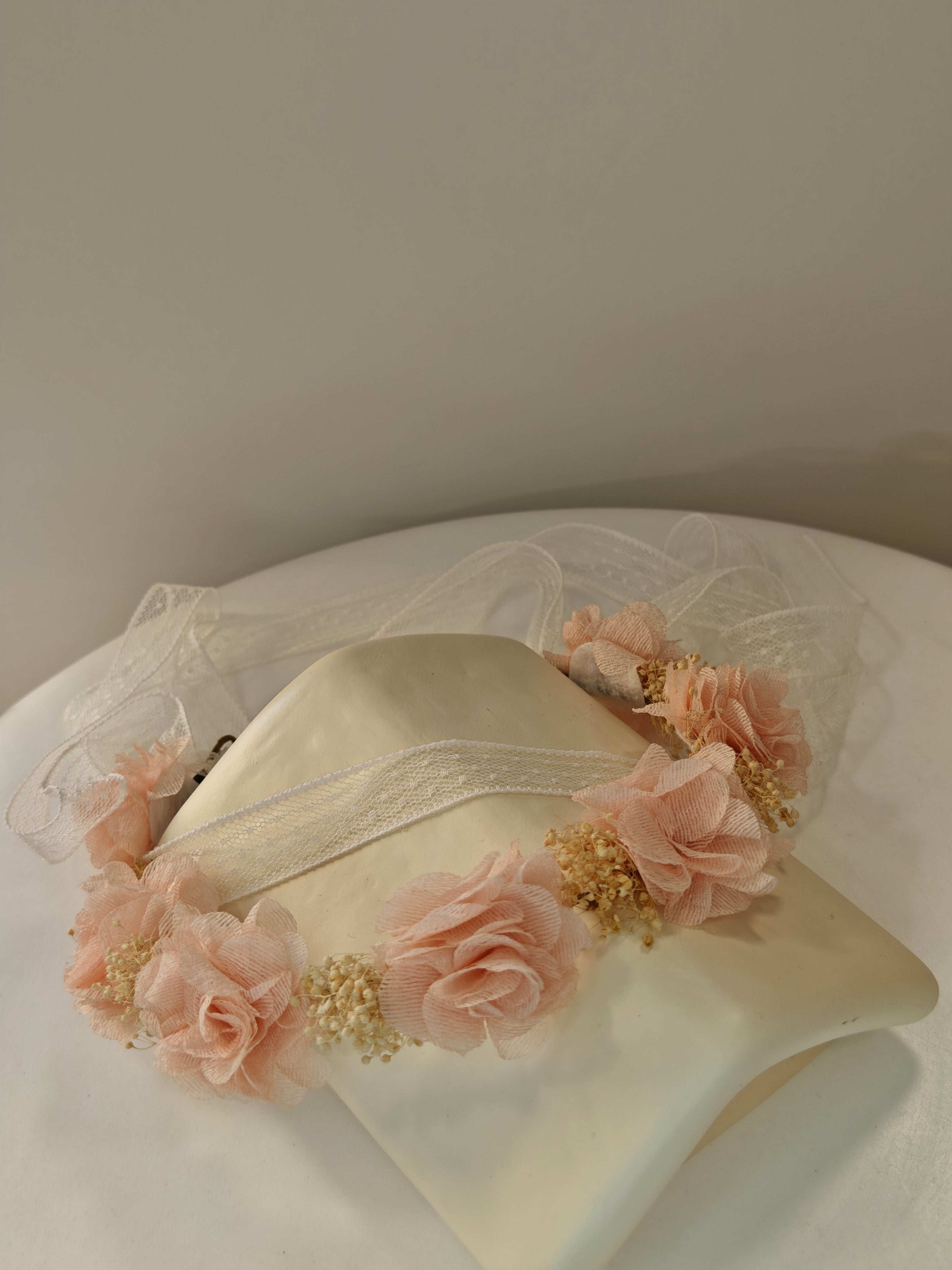 Coroncina Copricapo Arco con Fiori di Bambula e Nastri Siena