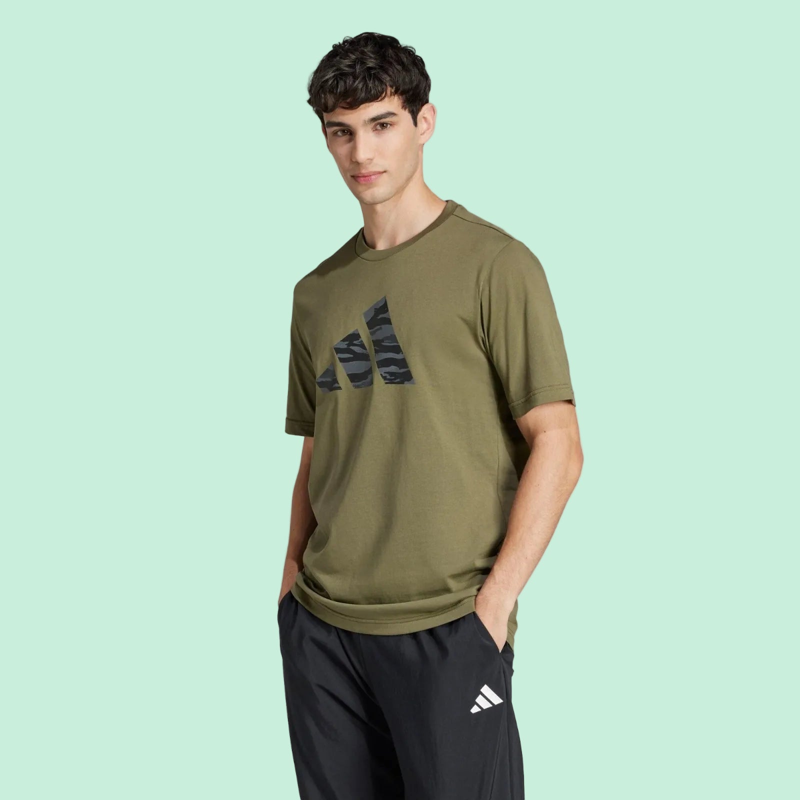 T-SHIRT UNISEX VERDE OLIVA CON LOGO ADIDAS