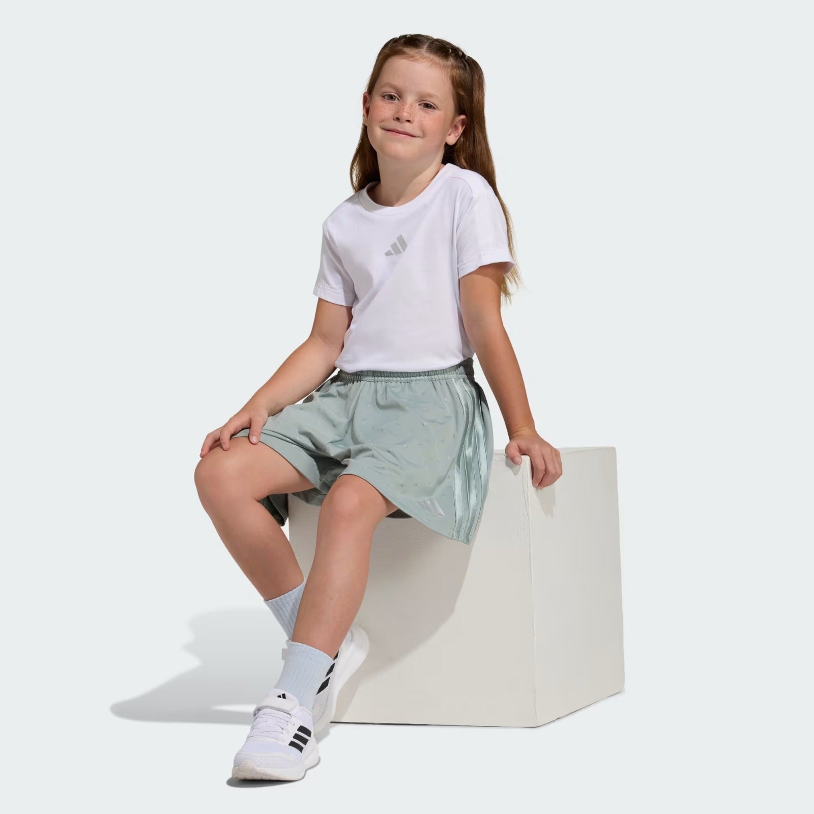 COMPLETO(MAGLIETTA+PANTALONCINI) CON LOGO ADIDAS