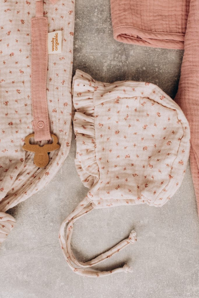 CAPPELLO DA SOLE IN MUSLINA CON RAFFOLLAMENTI - GOTS WOOLY ORGANIC