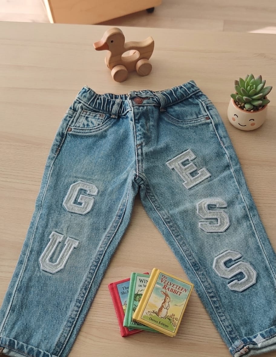 JEANS CON SCRITTA GUESS